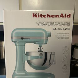 NEW KitchenAid 5.5 quart mixer