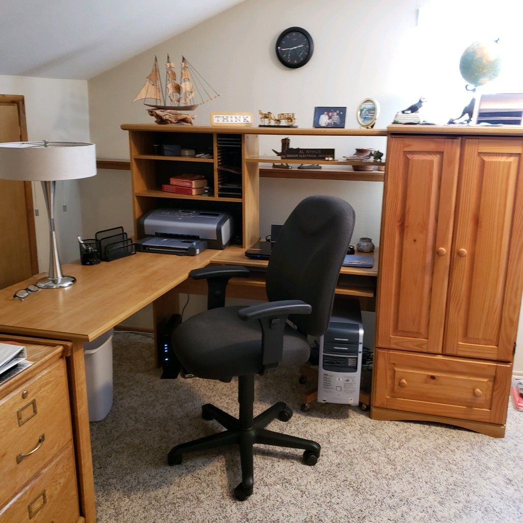 Office desk w/ File Cabinet