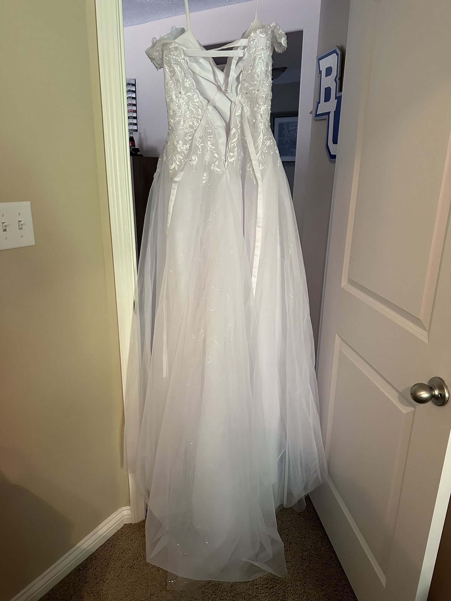 Wedding Dress - NEVER WORN - size 10