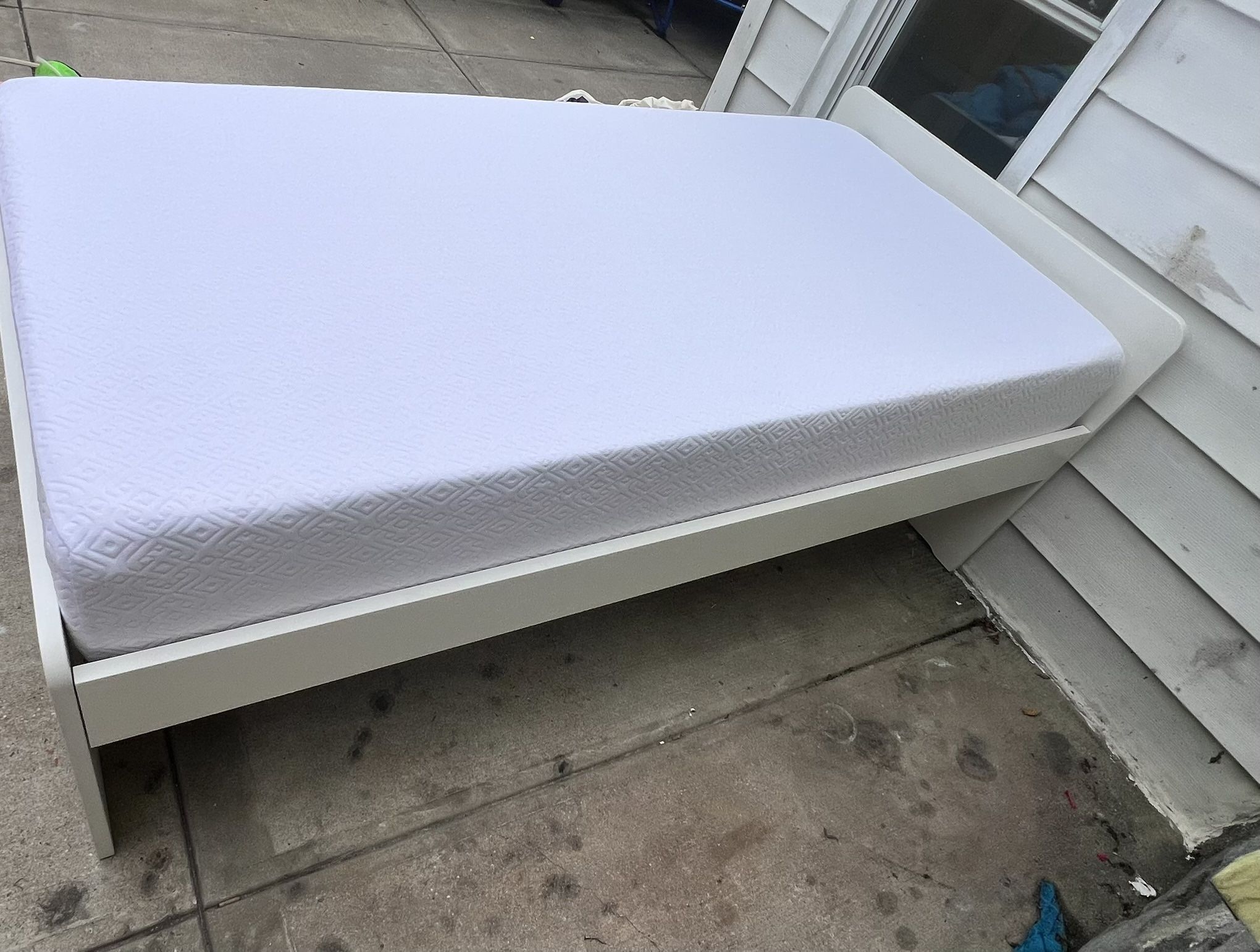 Twin Size Bed Frame With Matress. Cama Twin Con Colchon.