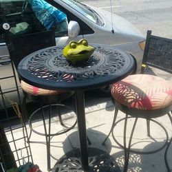 One Table Two. Swibbel Stols. Very Heavy Duty