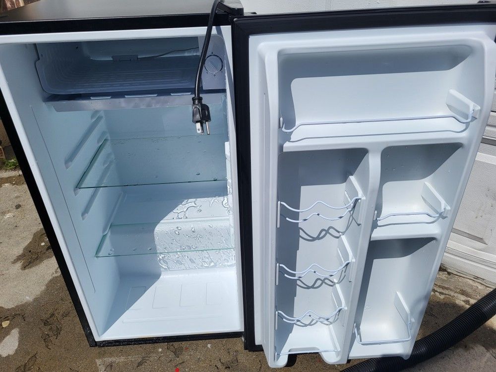Galanz 3.3 Cu ft One Door Mini Fridge