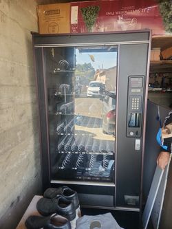 2 Vending Matchines