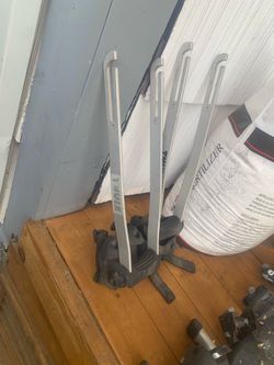 Two Thule 593 wheel on
