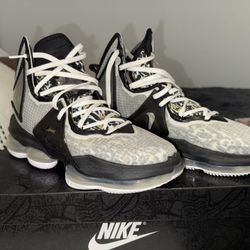 Nike Men's Lebron XIX Basketball Sneakers Size 9.5 US