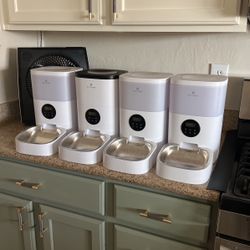 Four Petlibro Automatic Feeder For Cat Or Dog