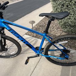 2022 GIANT TALON 3 X 27.5” ALLOY (Medium Frame 5’7” - 5’10”)