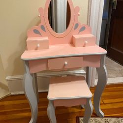 Girls Pink And Gray Vanity 