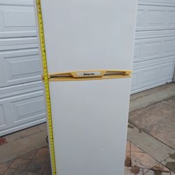 MEDIUM FRIDGE MAGIC CHEF IN EXCELLENT WORKING CONDITION 