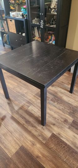 Extendable dining table w/ 4 chairs