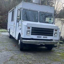 Extra Large Food Truck For  Rent and equipment