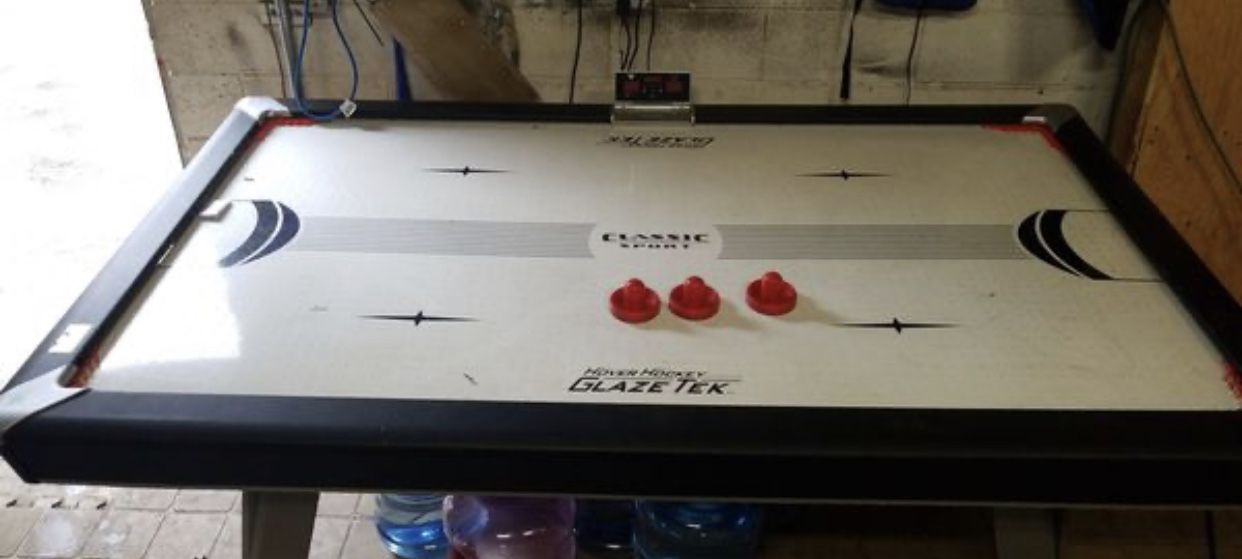 Air hockey table