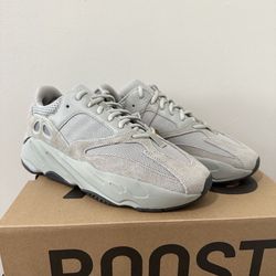 Yeezy 700 Salt Size 8.5