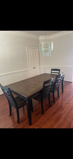 Rooms ToGo dining room table and chairs
