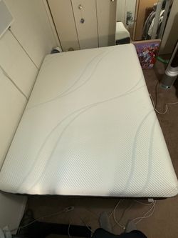 Tempurpedic ProAdapt hybrid queen mattress