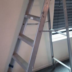 5 1/2 Foot Aluminum Step Ladder. It's Nice And Sturdy.