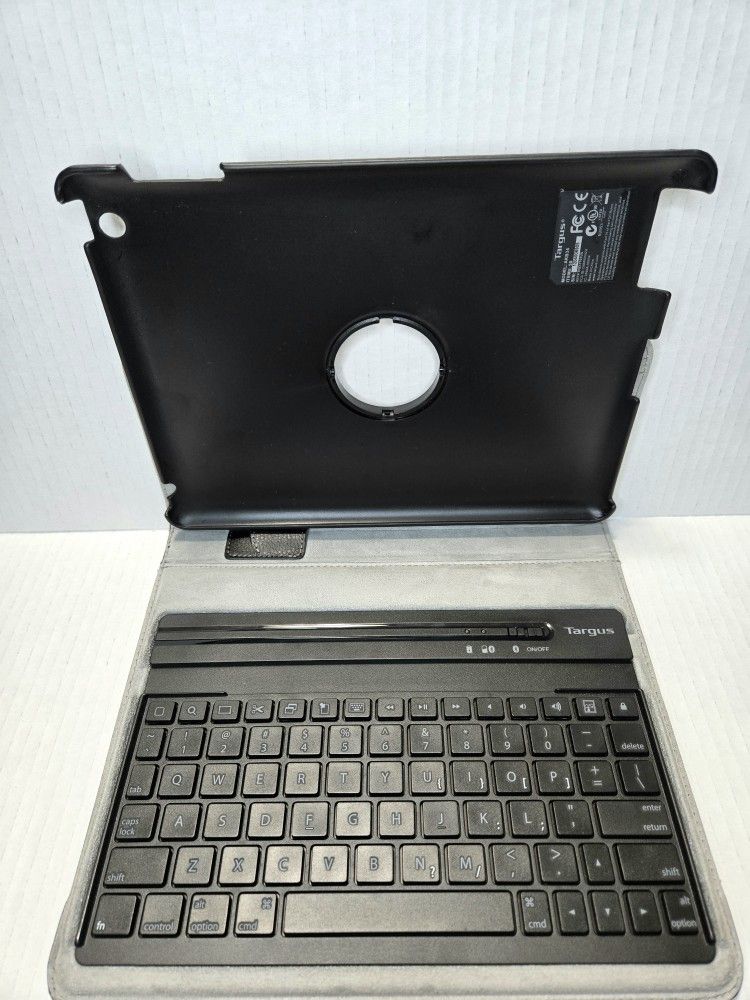 Targus Bluetooth Keyboard Case for iPad with Rotating Stand - Black TGT-S115