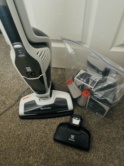 Need gone Today!!!!Electrolux Ergorapido Lithium Pet Care Cordless Vacuum – Complete Set – $110 OBO
