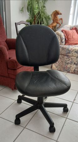 Comfy Black Office Chair. Very good condition.