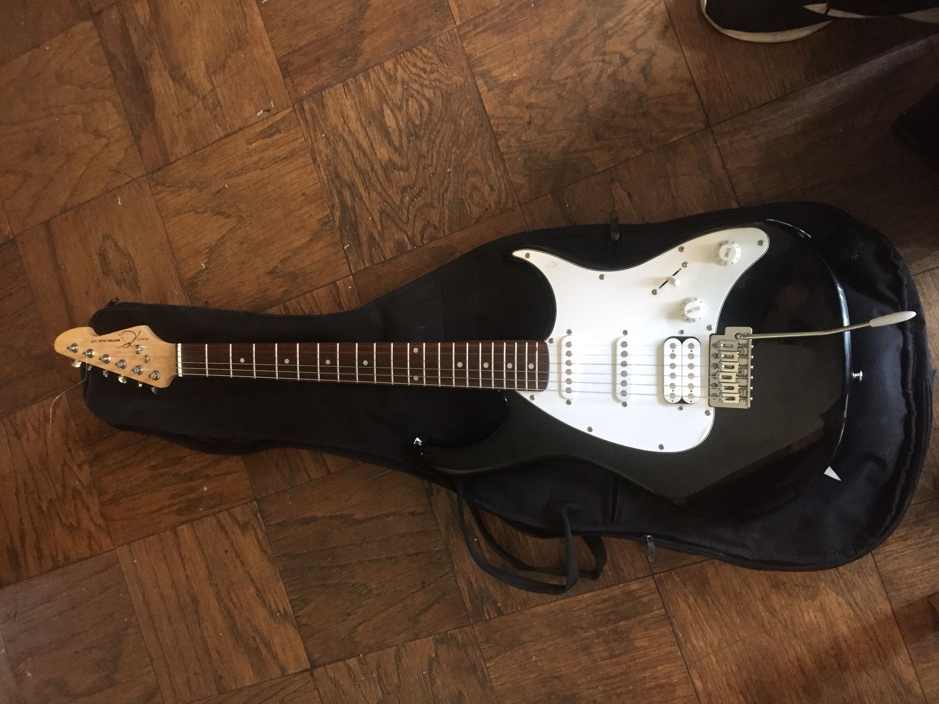 Peavey Electric guitar with amp case and tunner