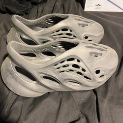 Yeezy Foam Rnnrs Onyx Size 9 