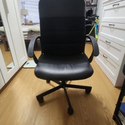 Comfortable Office Chair with Armrest and Wheels