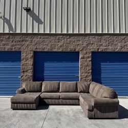 Living Spaces Sectional Couch With Chaise 