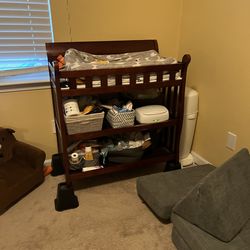 🍼 Changing Table – Solid Wood + Pad & Sheets