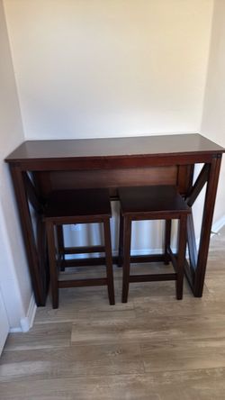 Table with 2 chairs