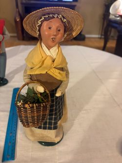 Byers Choice WILLIAMSBURG EXCLUSIVE COLONIAL WOMAN DOLL with BASKET 2007