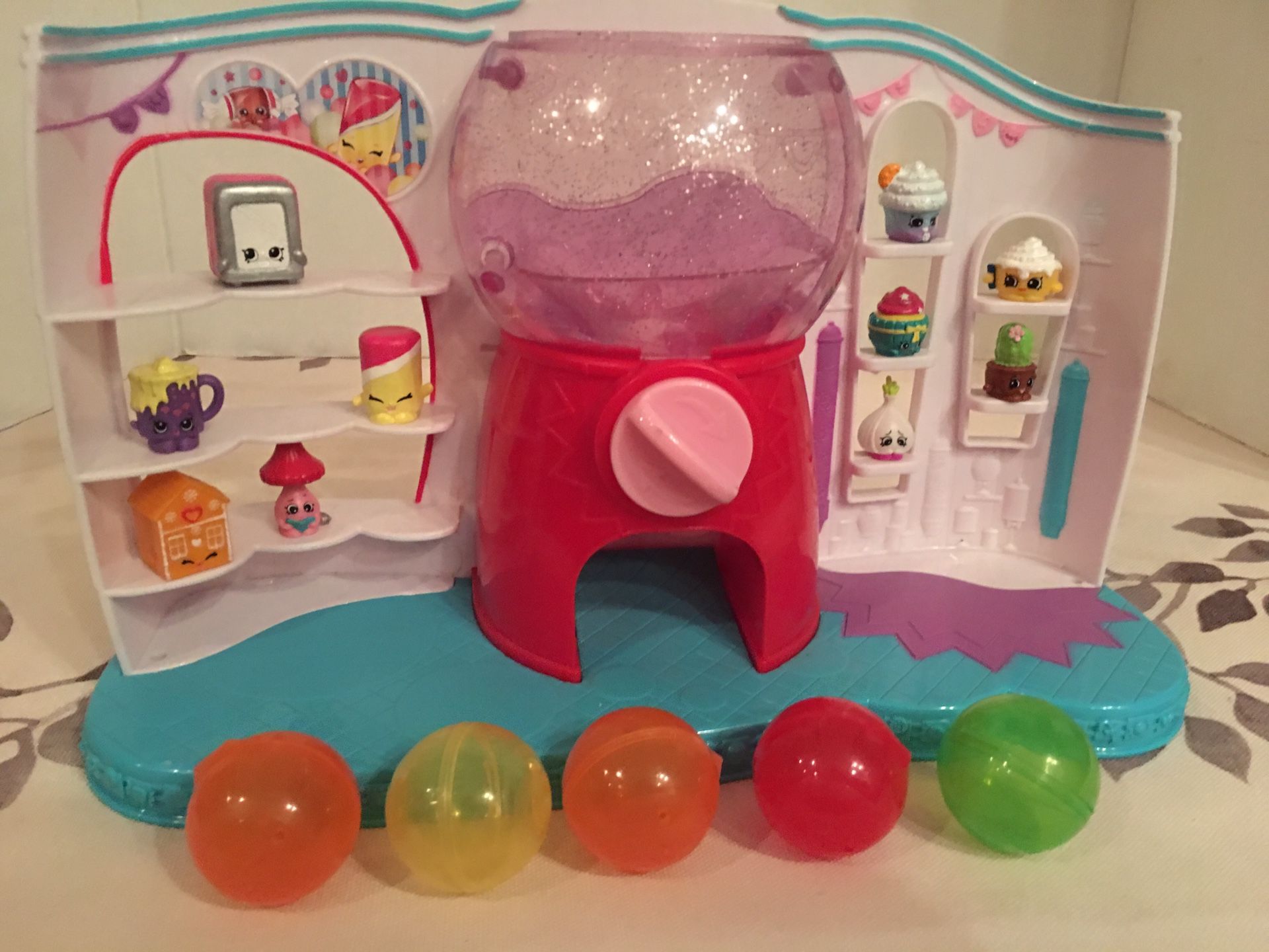 SHOPKINS SWEET SPOT PLAYSET WITH 10 SHOPKINS and 6 GUMBALLS