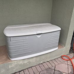 Rubbermaid outdoor storage bin 