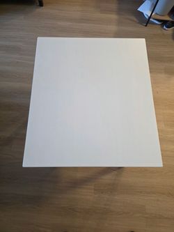 Expandable dining table