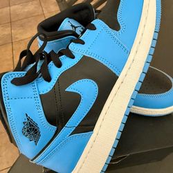 Kid’s AIR JORDAN 1 MID Size 6Y