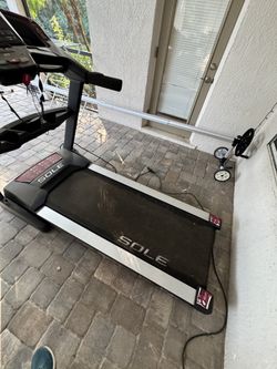 2016 Sole Fitness F85 Folding Treadmill Works Well 201-500 Runs - Orlando, FL