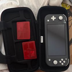 Nintendo Switch Lite + Case + Game