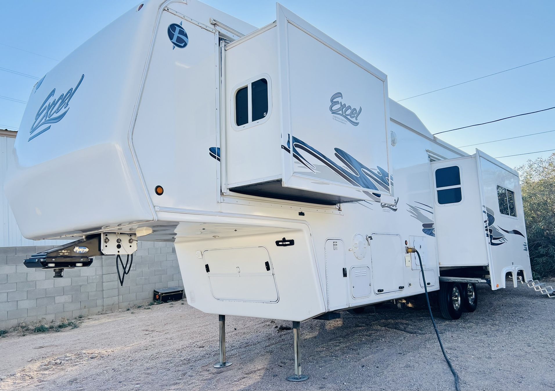 2007 Excel/Peterson Ind 36Ft Fifth Wheel Triple Slides Fully Loaded