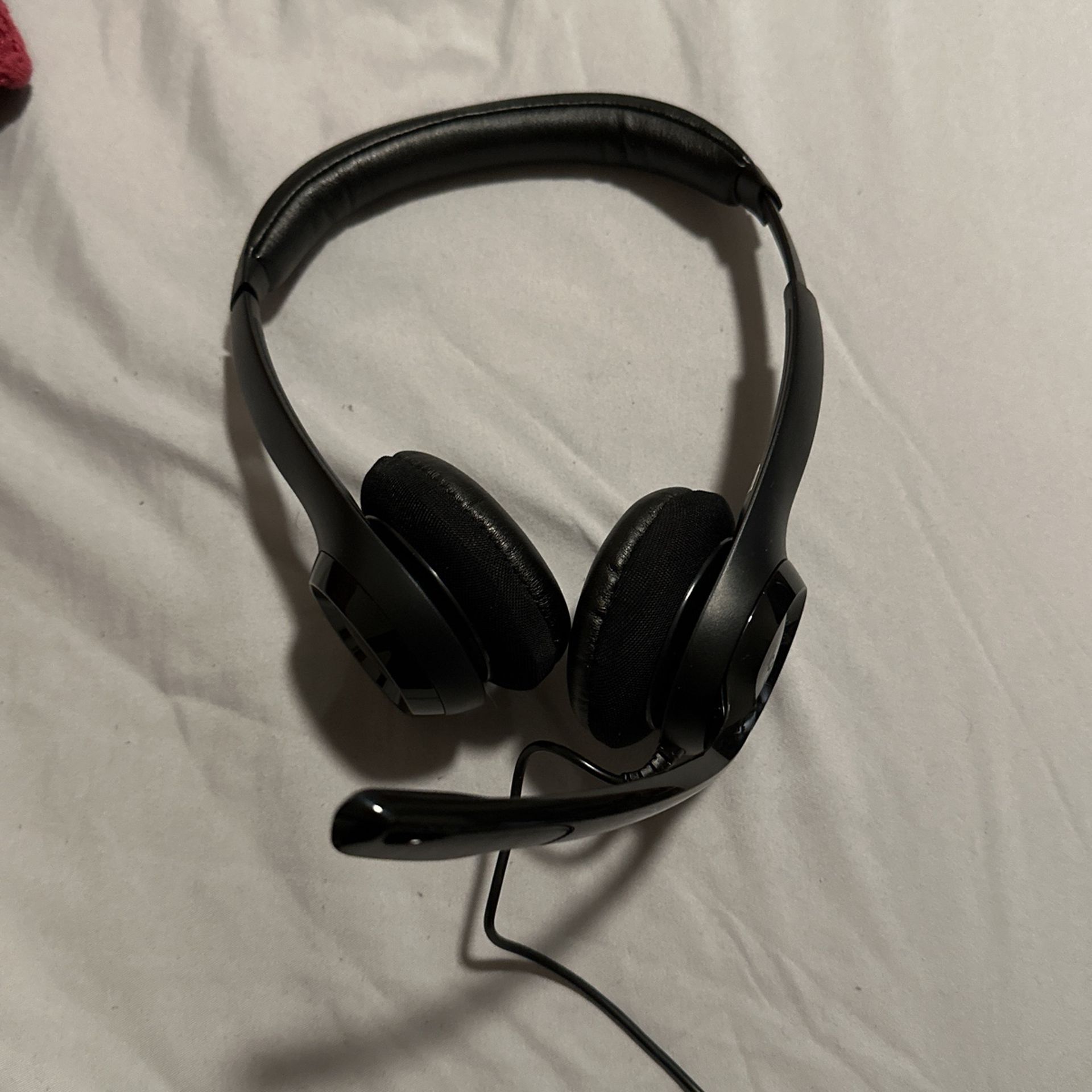 Logitech Headphones With Mic And Mute/volume Controls