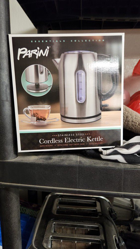 Cordless electric kettle.