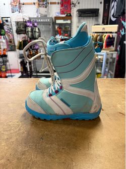 Burton size 8 women’s snowboard boots certified with warranty located at Sin city snowboards