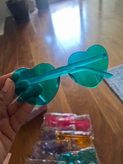 Free - 8 acrylic heart shapes glasses (multicolor)