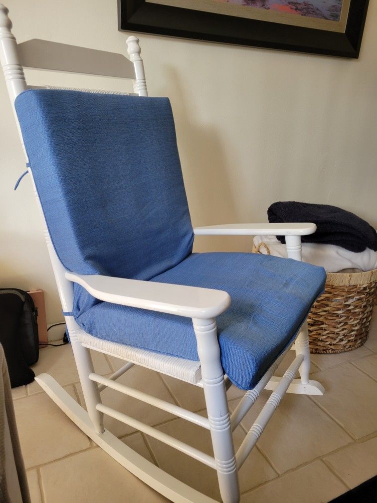 Rocking Chair 💺 With Cushin 