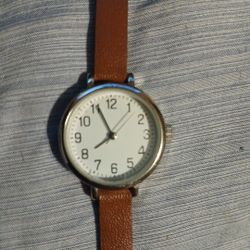 VERY NICE WOMEN'S WRIST WATCH WITH BROWN FAUX LEATHER BAND WITH BUCKLE CLOSURE (EXCELLENT CONDITION) WORKS GREAT! 