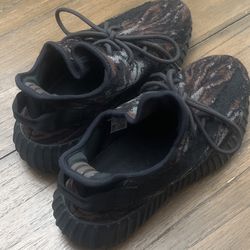 Yeezy Boost 350 V2 MX Rock - Size 8.5 US 