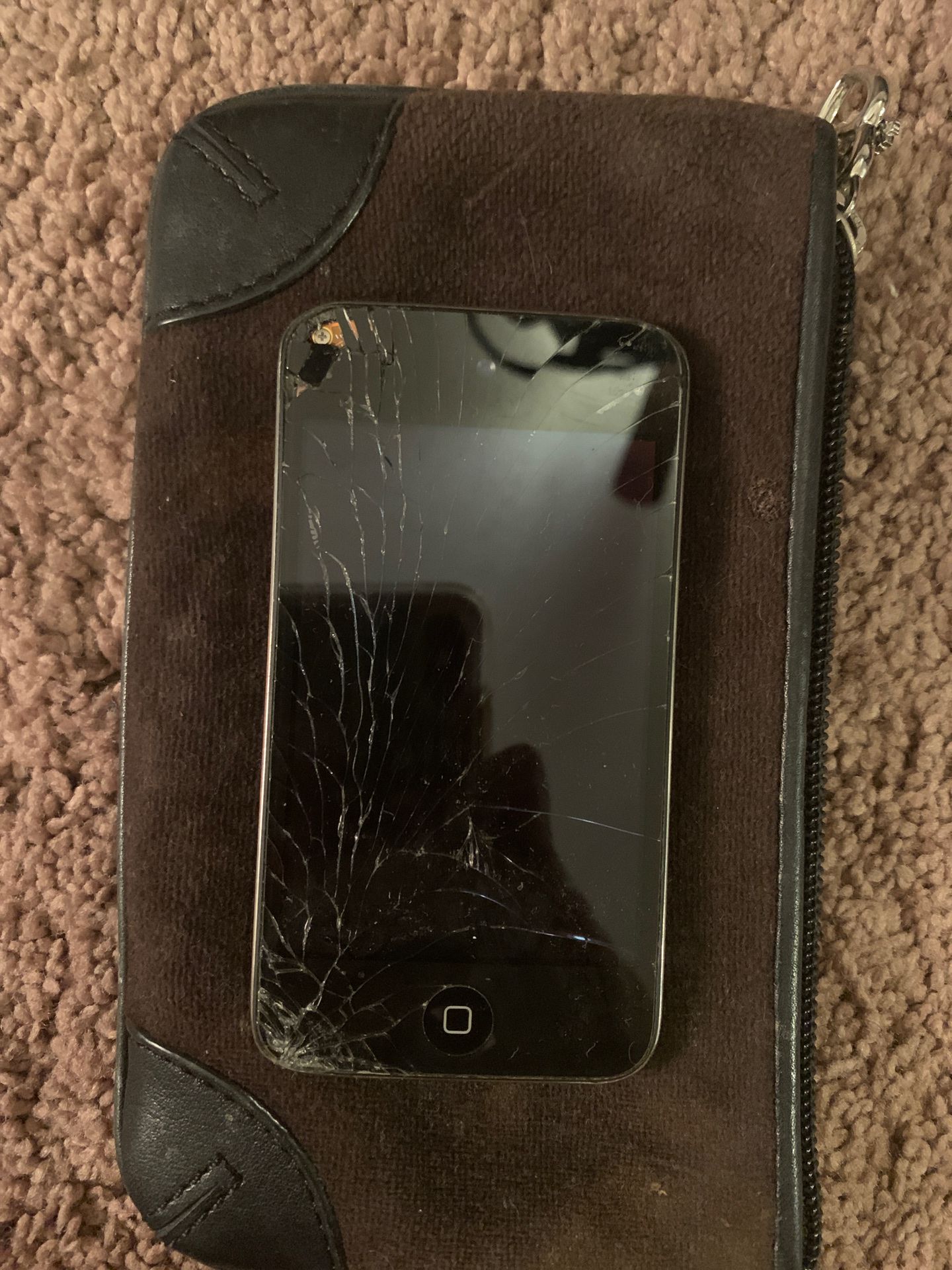 iPod touch 8gig with cracked screen (can be fixed)