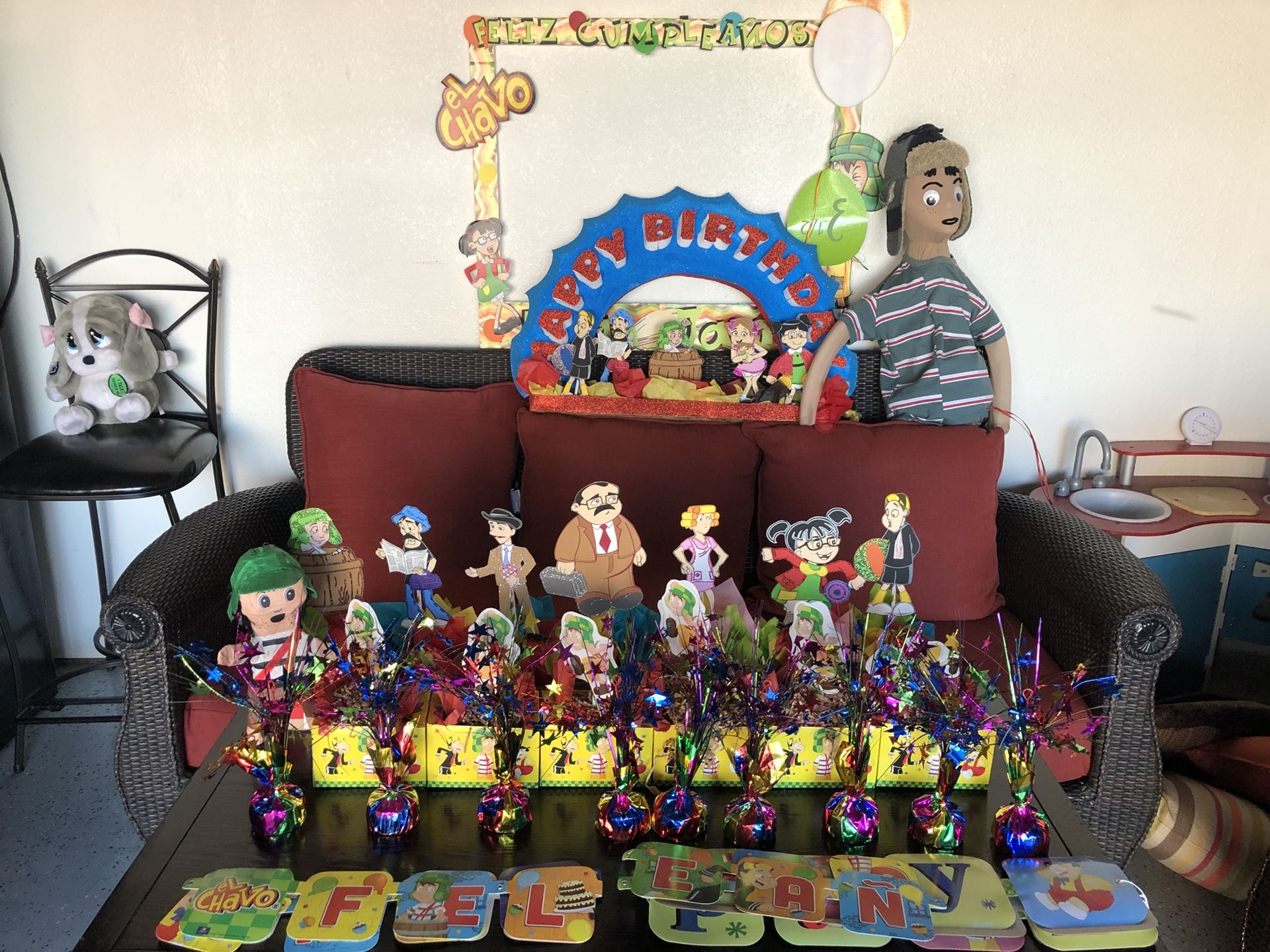 El chavo party decorations includes center pieces , the vecindad back ground and everything on top of the sofa. I paid over $300. My child loved it.