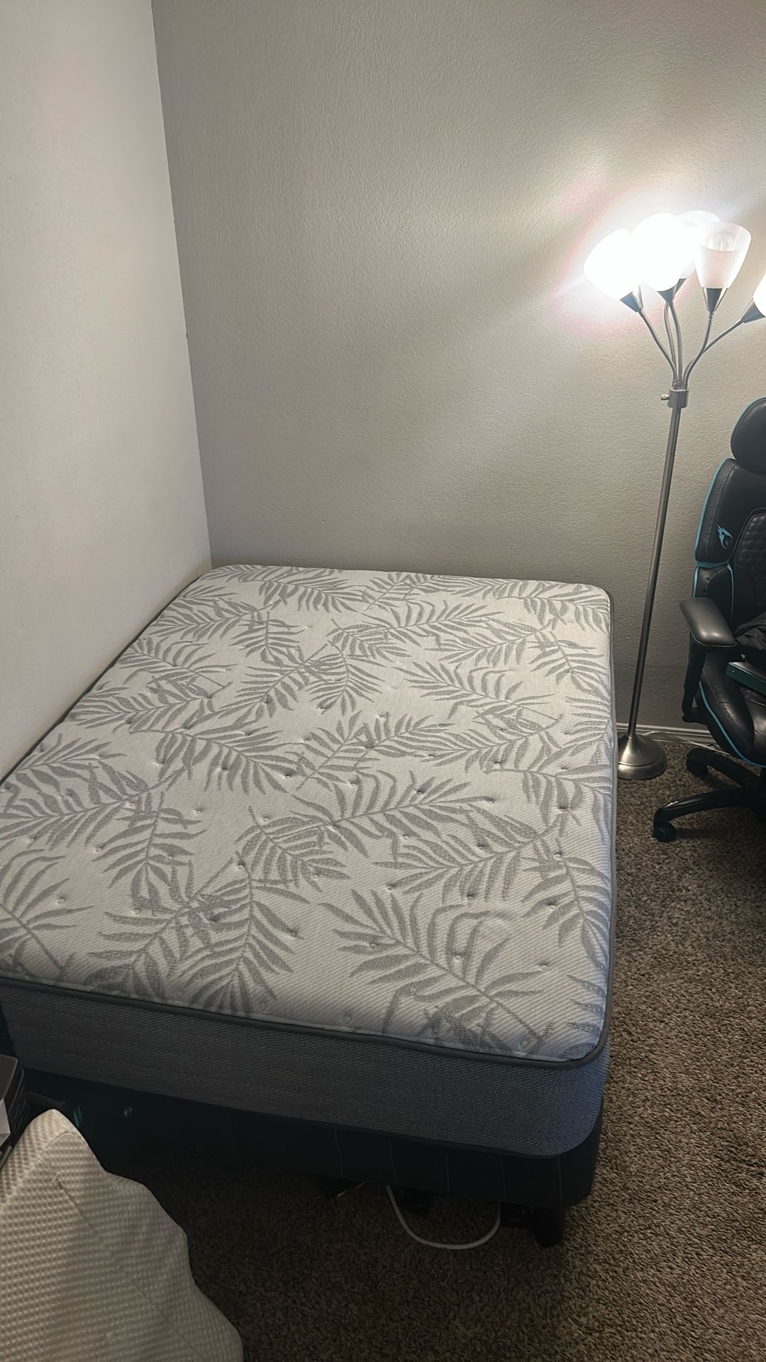 Full Size Sealy Posturpedic Mattress 12’ Firm