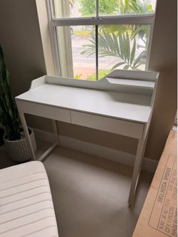White desk with chair