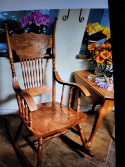 Oh crocking chair , adult , perfect , large one hundred and fifty or close offer