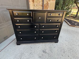 Dresser with 9 drawers